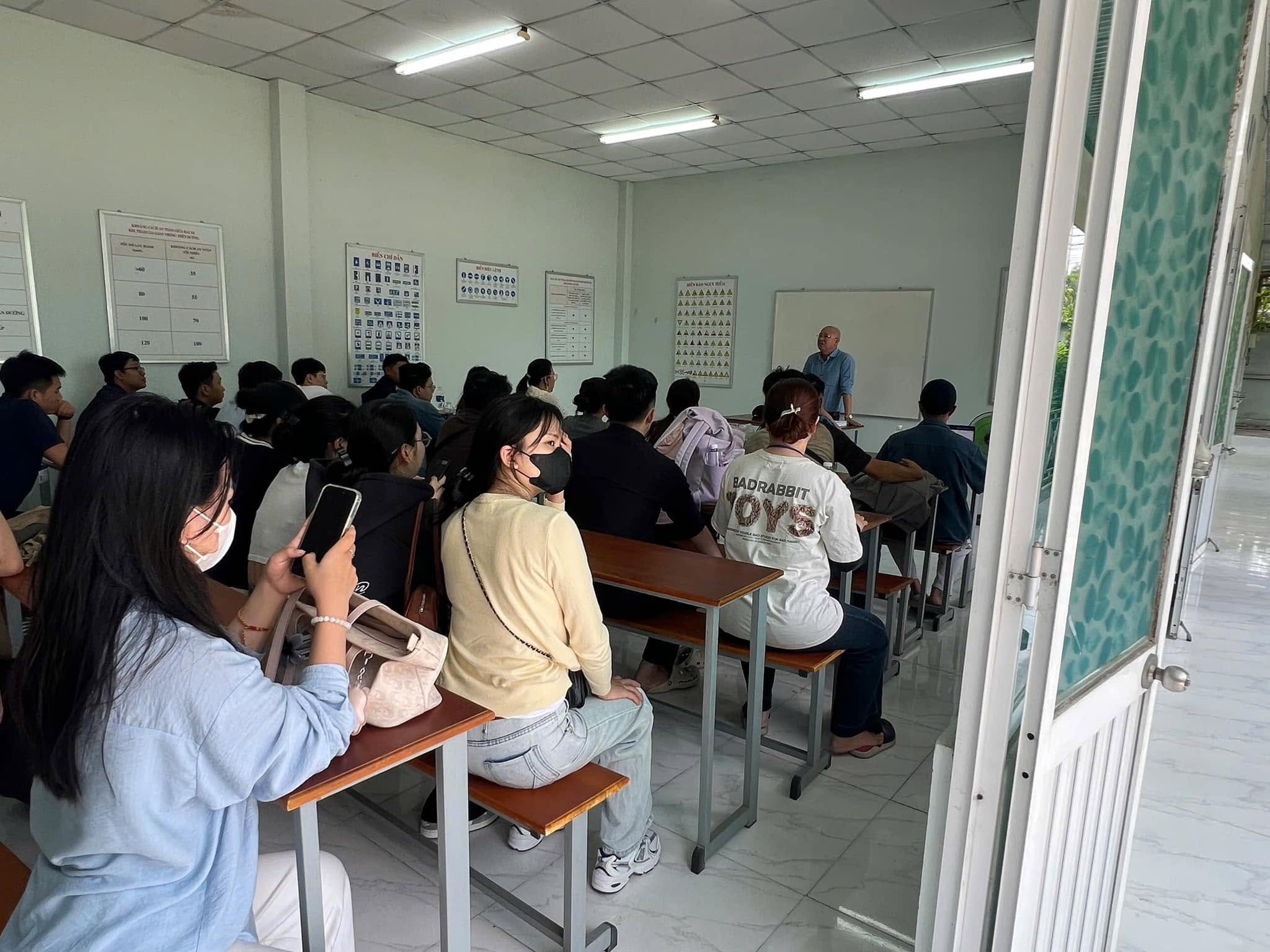 Học viên tham gia lớp học lý thuyết tại Trung tâm Cửu Long