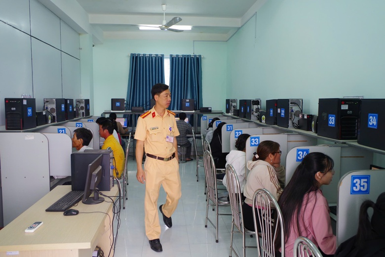 Học viên ôn thi lý thuyết sát hạch lái xe