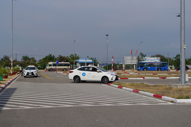 Học viên thi thực hành sa hình lái xe