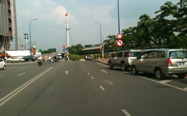 Cấm rẽ trái trên đường thì có cấm ô tô quay đầu xe không?
