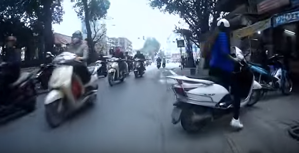 Tình huống bất cẩn khi lùi xe máy