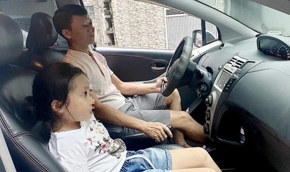 Trẻ em ngồi ghế trước ô tô