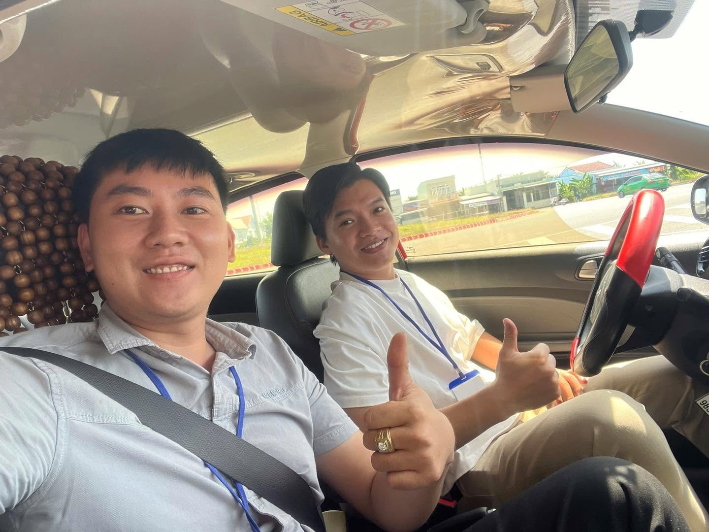 Học viên thực hành khóa học lái xe B tự động tại Cửu Long
