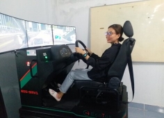 Trải nghiệm học lái xe trên thiết bị cabin mô phỏng tại Trung tâm Cửu Long